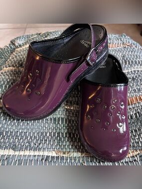 Dansko Girl’s Glossy Purple Patent Clogs with Stud Accents size 1.5-2